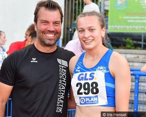 Leonie Kroter (DJK SG Wasseralfingen) mit Trainer Florian Bauder 