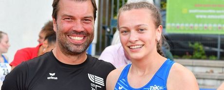 Leonie Kroter (DJK SG Wasseralfingen) mit Trainer Florian Bauder 