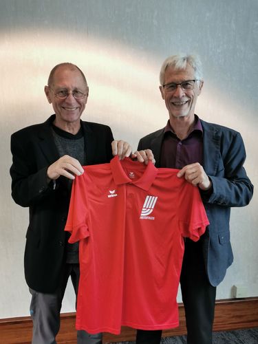 v.l.: BLV-Präsident Michael Schlicksupp und WLV-Präsident Dieter Schneider freuen sich über die Verlängerung der Zusammenarbeit mit ERIMA und Sport 39.