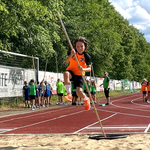 Klappt mit zwei, drei Mal Üben auch und macht viel Spaß: Stabhweitsprung